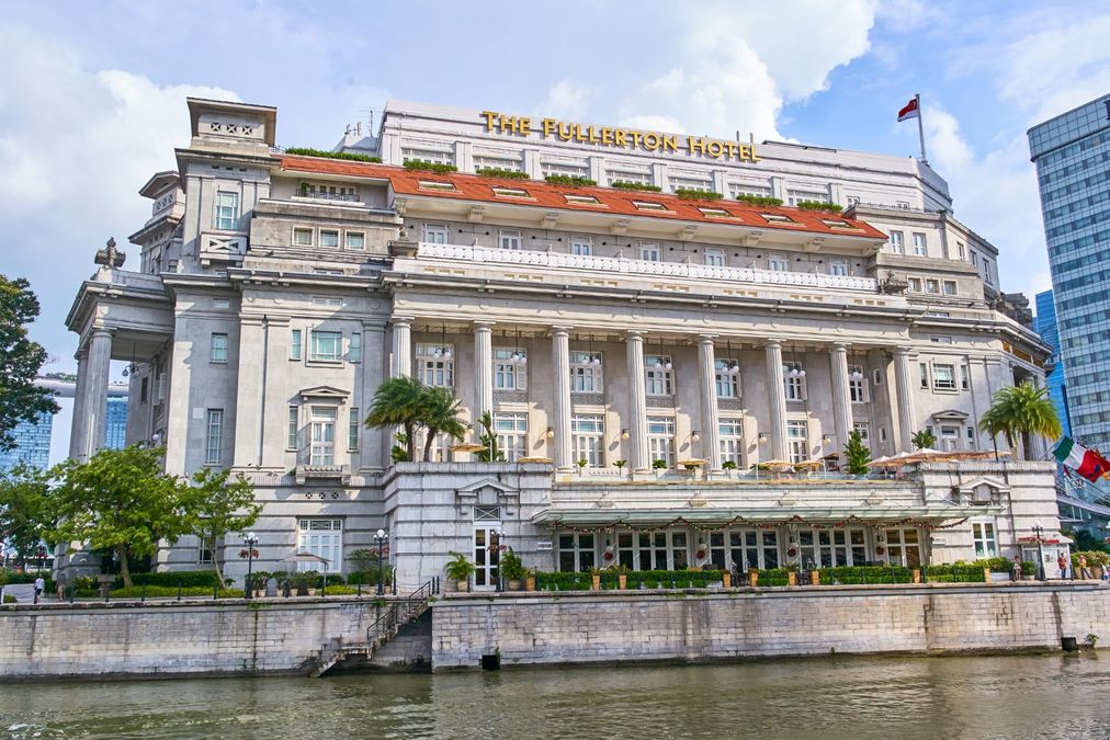 The grand Palladian-style architecture of The Fullerton Hotel Singapore by the river